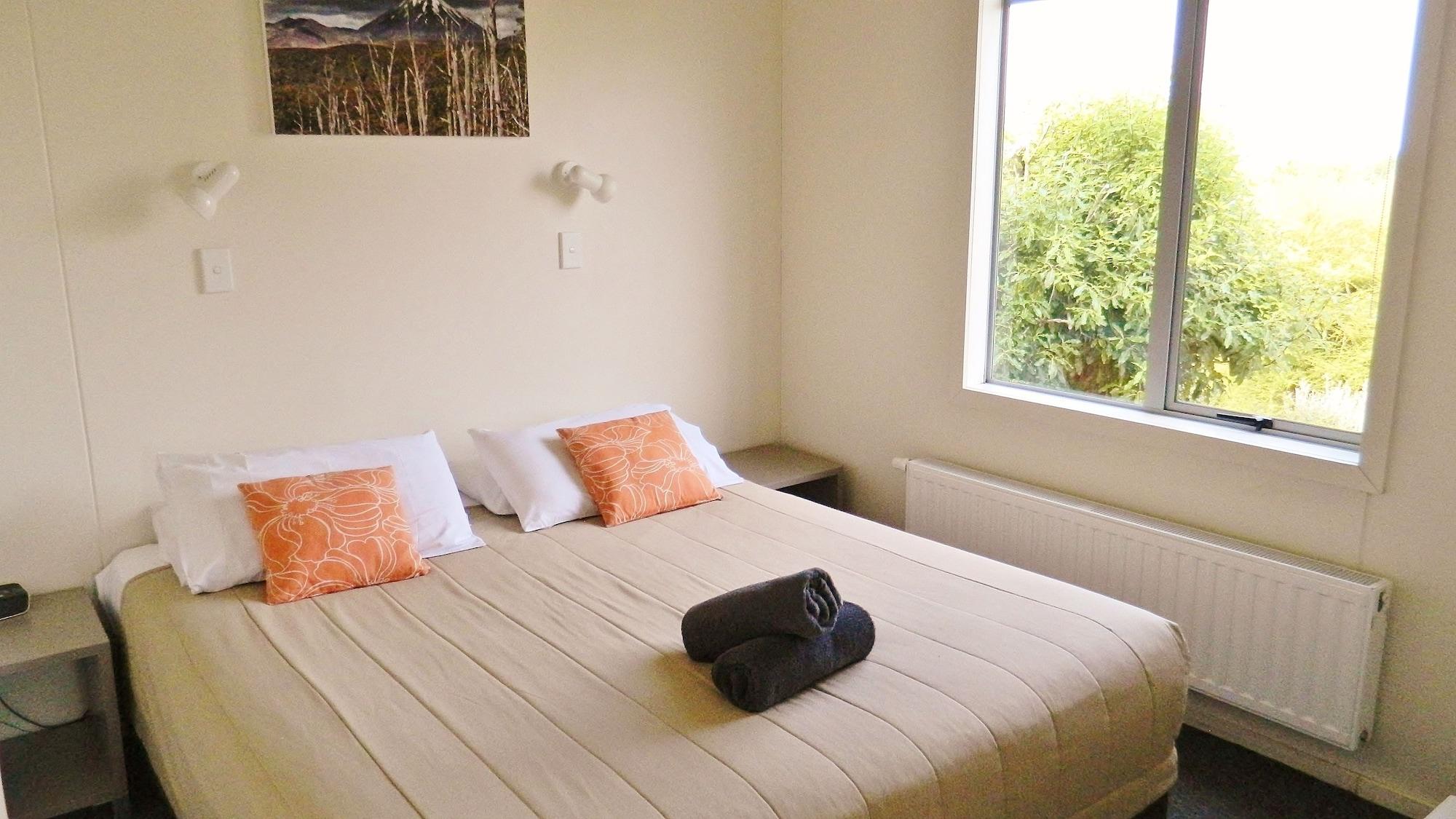 Taupo Debretts Spa Resort Екстериор снимка A bedroom at a motel
