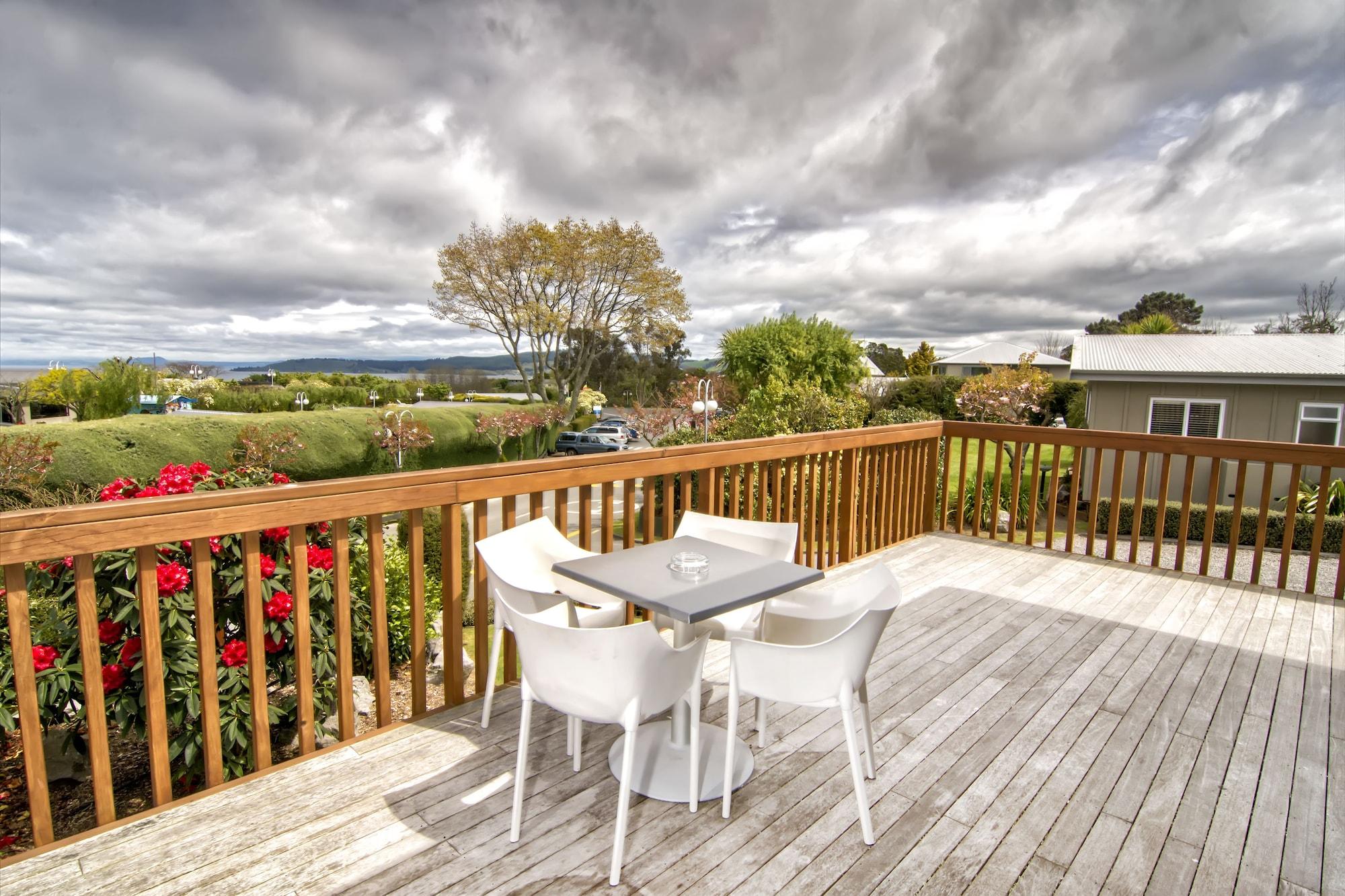 Taupo Debretts Spa Resort Екстериор снимка A deck in New Zealand