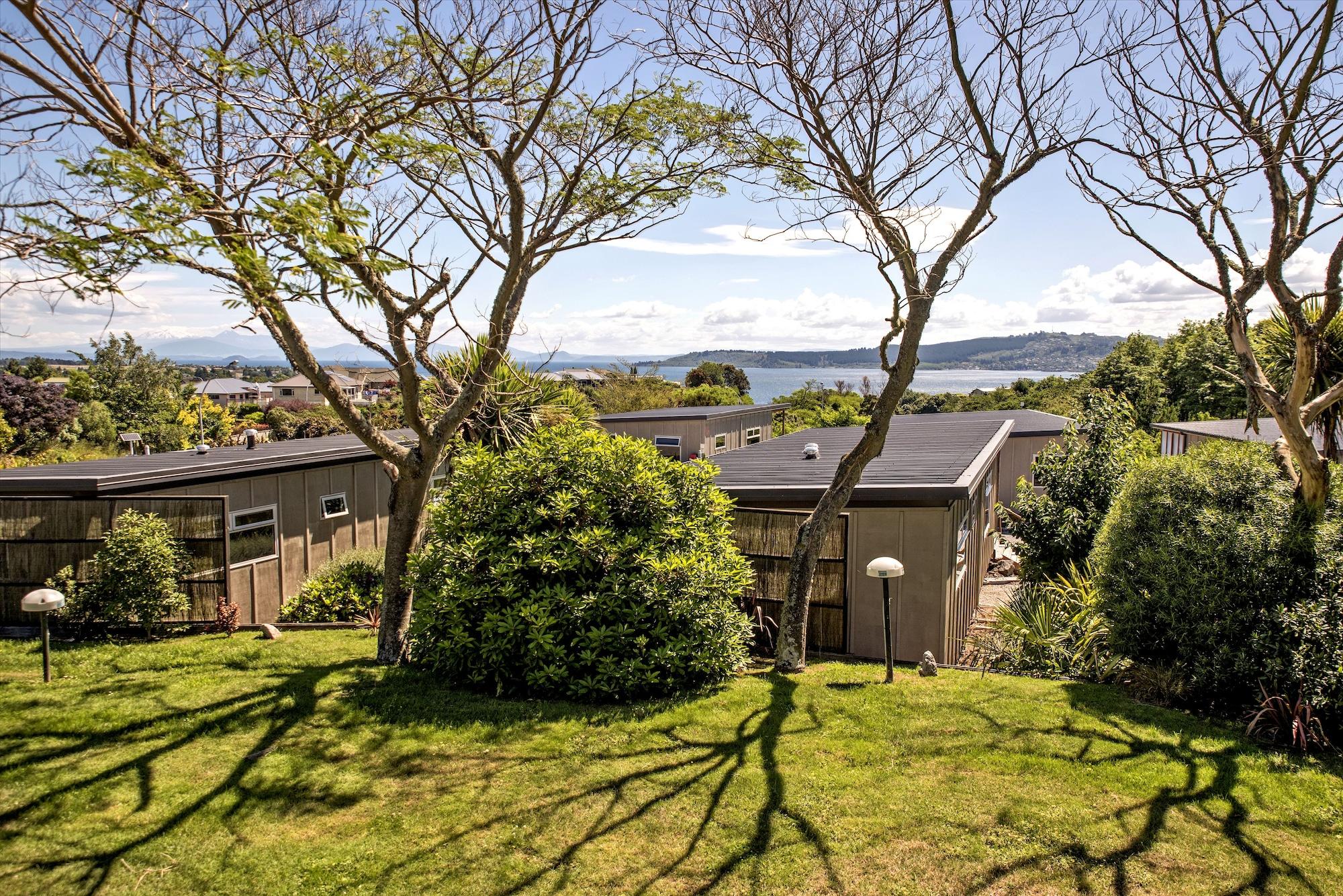 Taupo Debretts Spa Resort Екстериор снимка Houses in the community