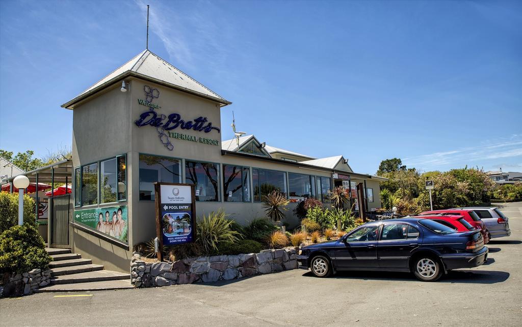 Taupo Debretts Spa Resort Екстериор снимка The photo shows a building identified as "De Bartolo," which appears to be a restaurant or cafe. The structure has a modern design with large windows, allowing natural light to enter. It features a peaked roof and is surrounded by landscaping, includ