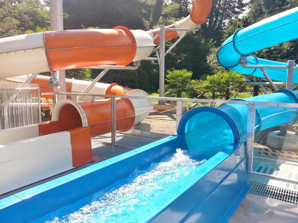 Taupo Debretts Spa Resort Екстериор снимка The water slides at the Splash Zone